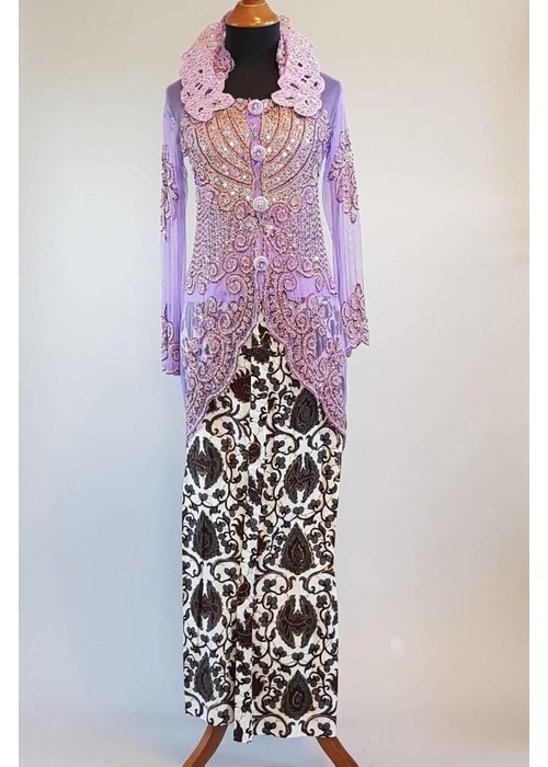 Kebaya glamour lavendel met bijpassende sarong