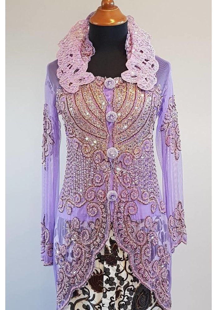 Kebaya glamour lavendel met bijpassende sarong