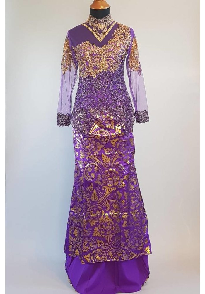 Kebaya donker violet met bijpassende lange rok