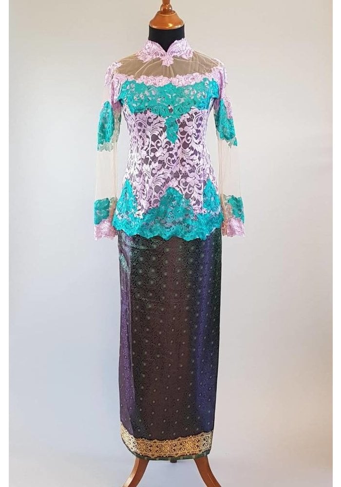 Kebaya turquoise lila met  bijpassende wikkel sarong