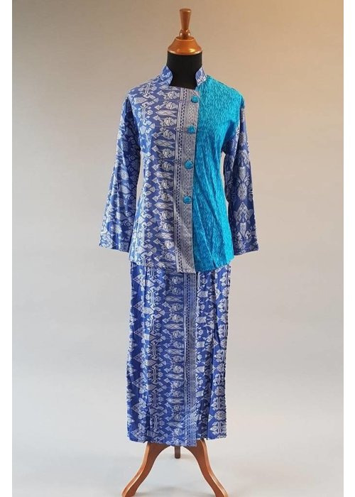 Kebaya batik blauw met bijpassende sarong