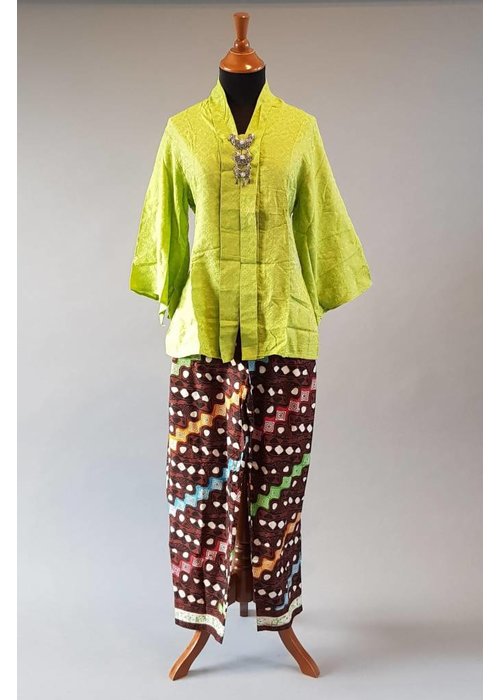 Kebaya licht groen met bijpassende batik broek