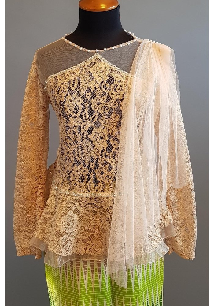 Kebaya modern beige met bijpassende sarong