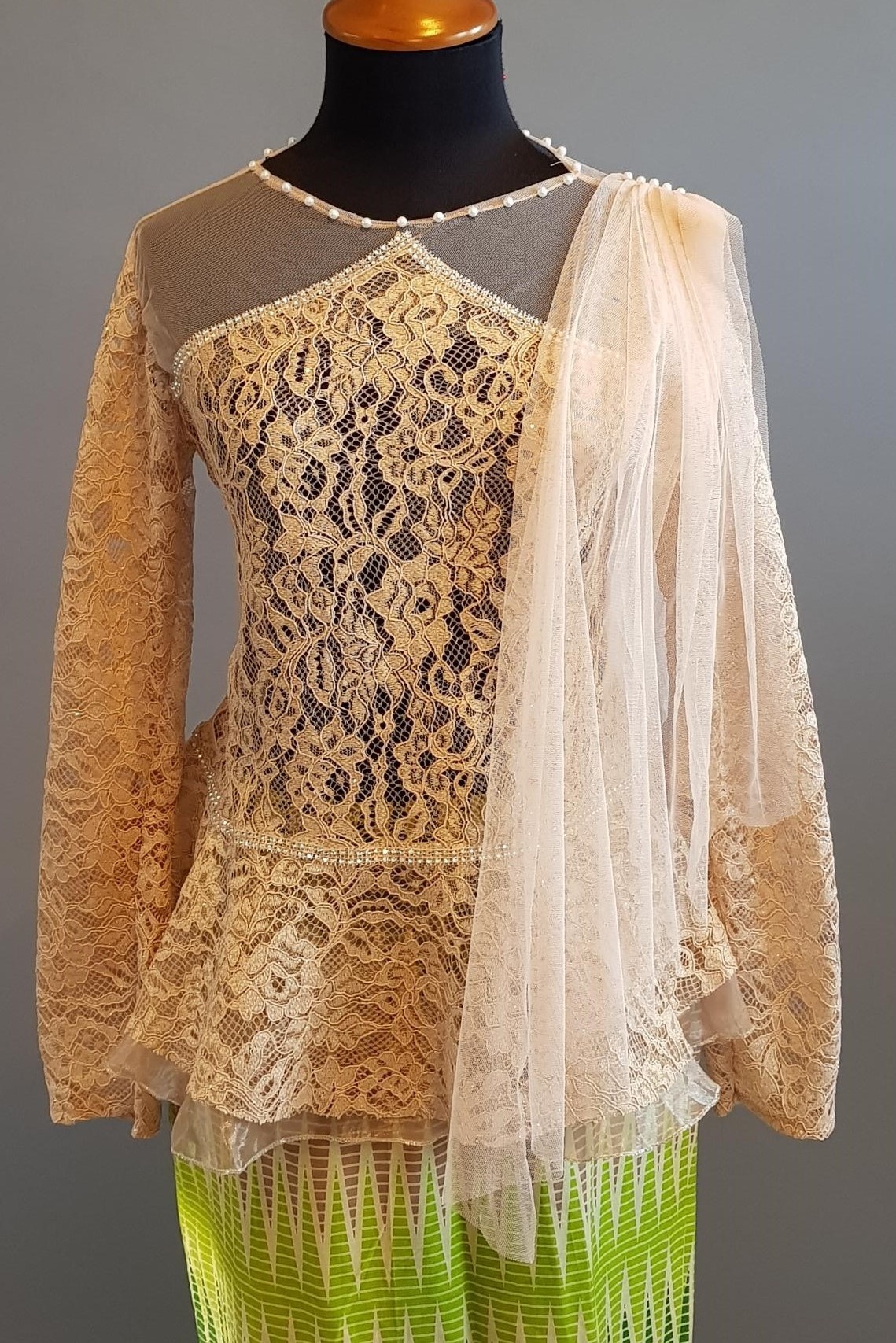 Kebaya modern beige met bijpassende sarong  Aryani Collection