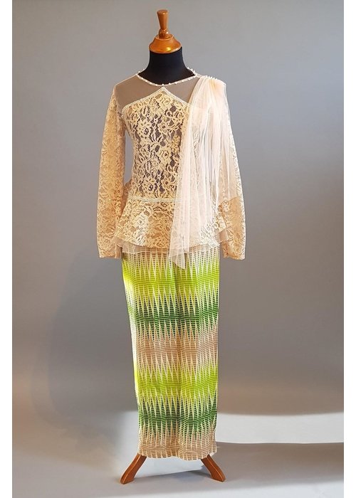 Kebaya modern beige met bijpassende sarong & selendang