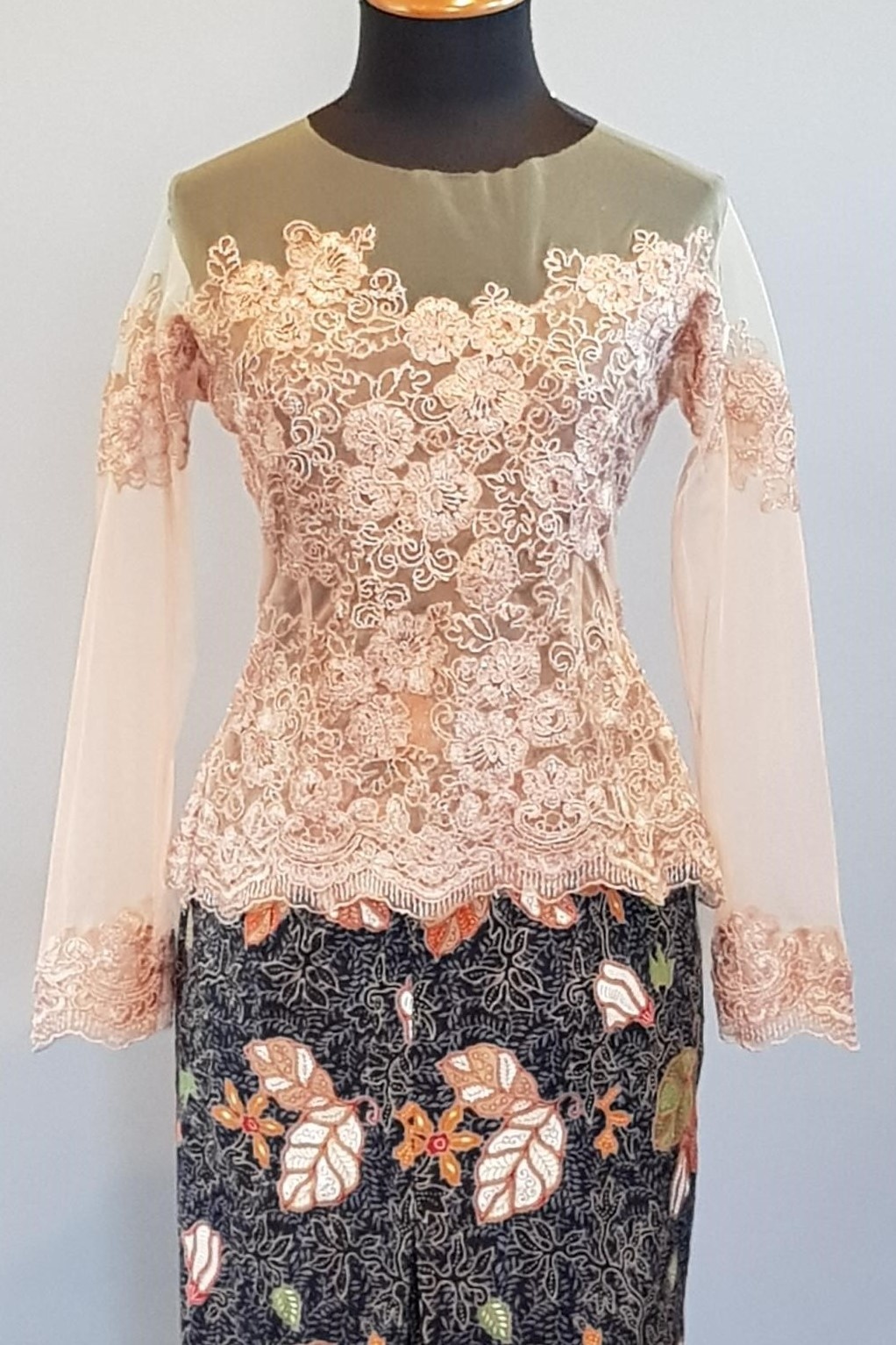  Kebaya elegant  beige met bijpassende sarong Aryani 