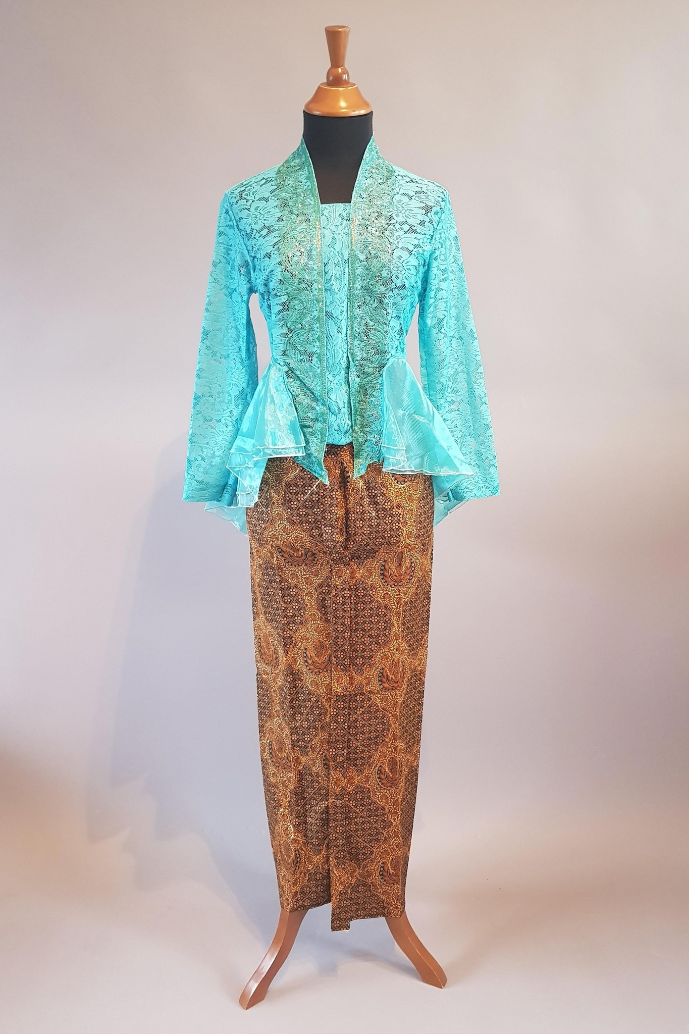  Kebaya  modern turquoise met bijpassende sarong  Aryani 