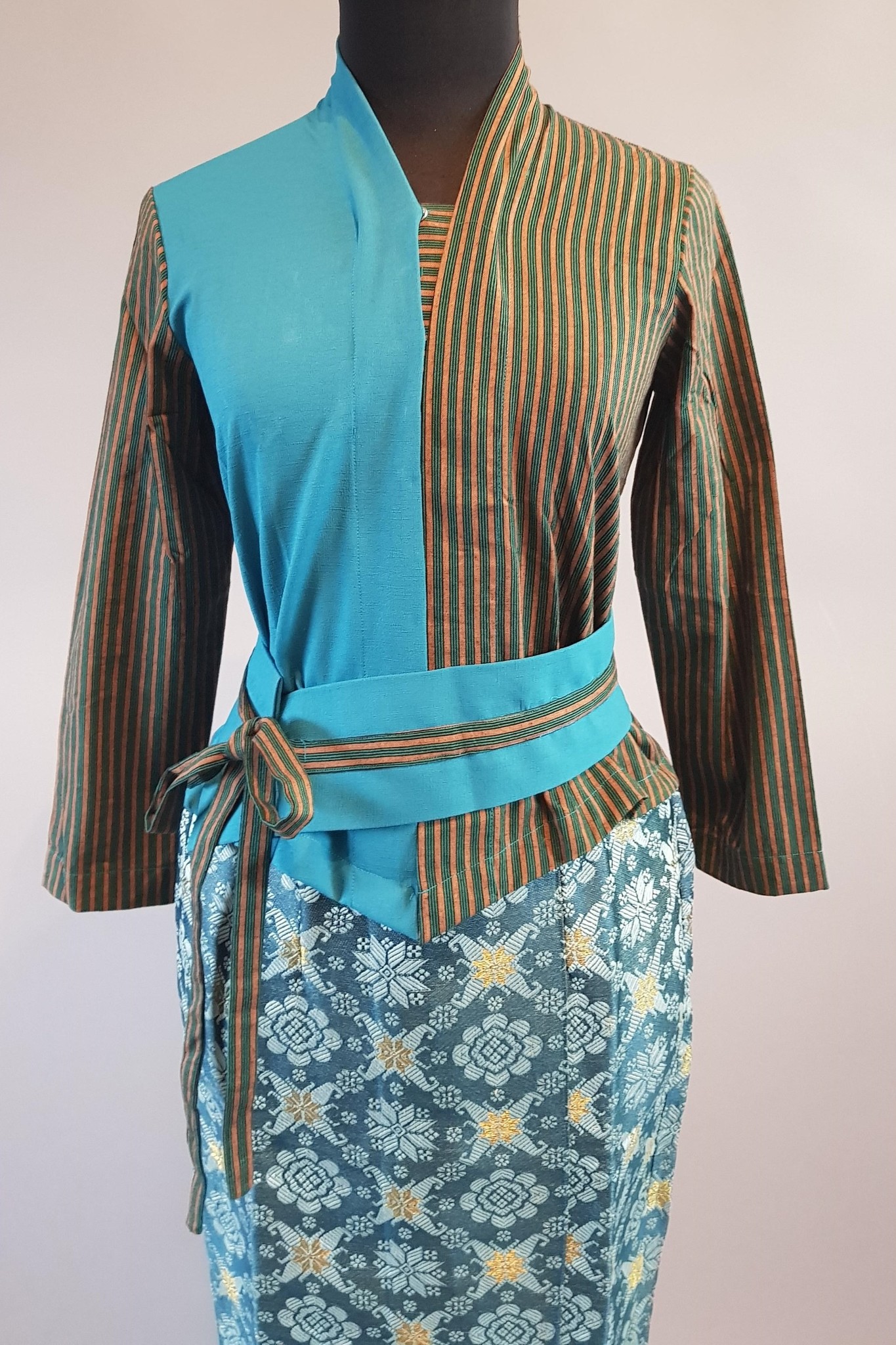 Kebaya casual turquoise met bijpassende sarong songket  Aryani Collection