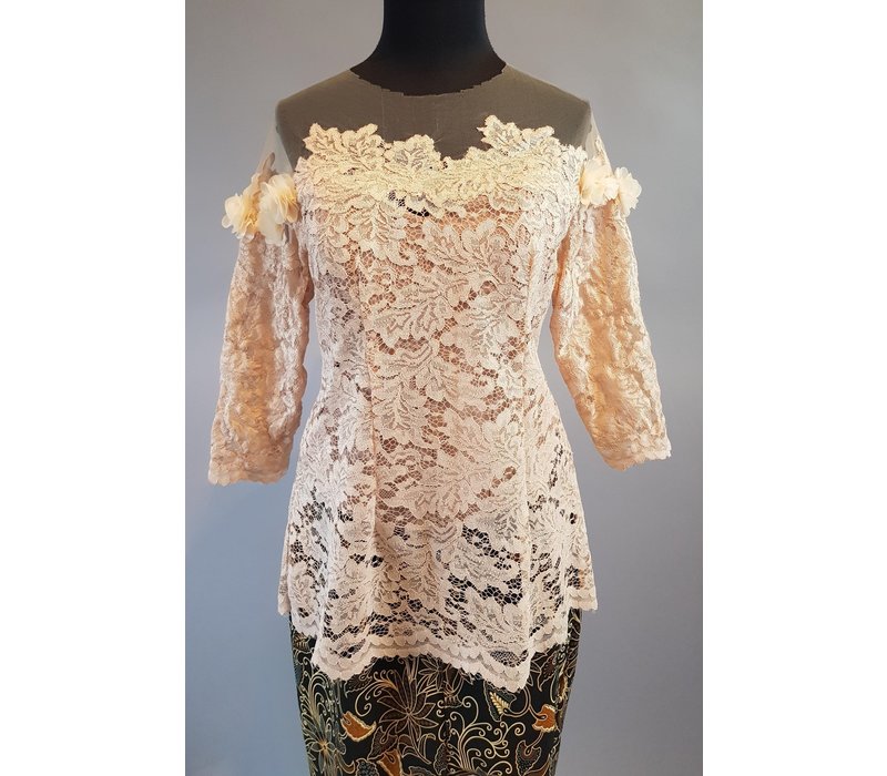  Kebaya elegant  beige met bijpassende sarong Aryani 