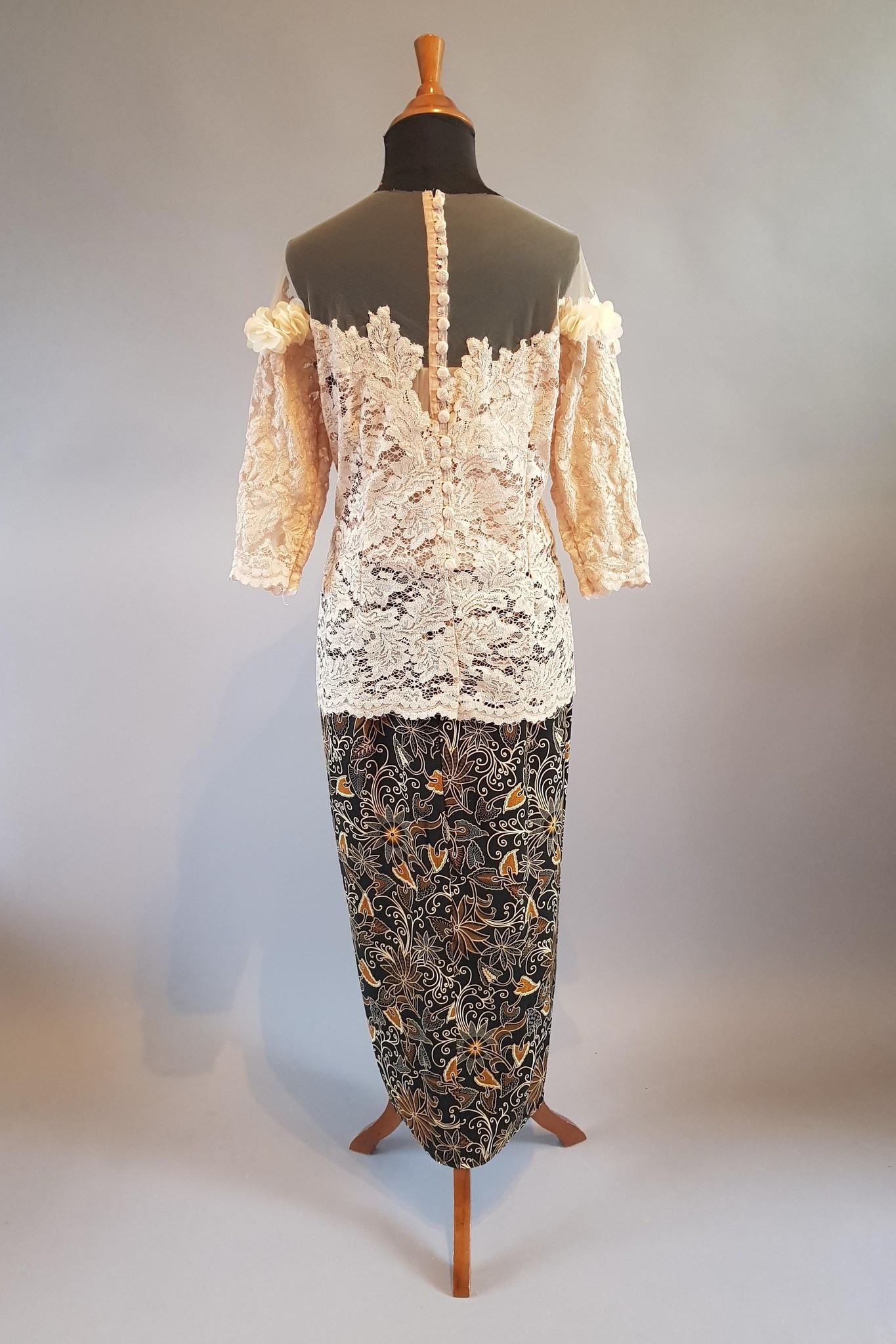  Kebaya elegant  beige met bijpassende sarong Aryani 