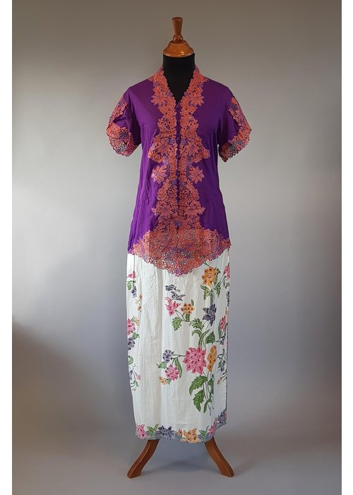 Kebaya lavender korte mouw met bijpassende sarong