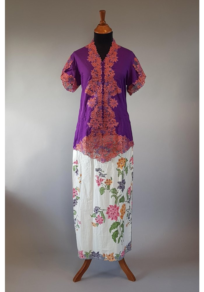 Kebaya lavender korte mouw met bijpassende sarong