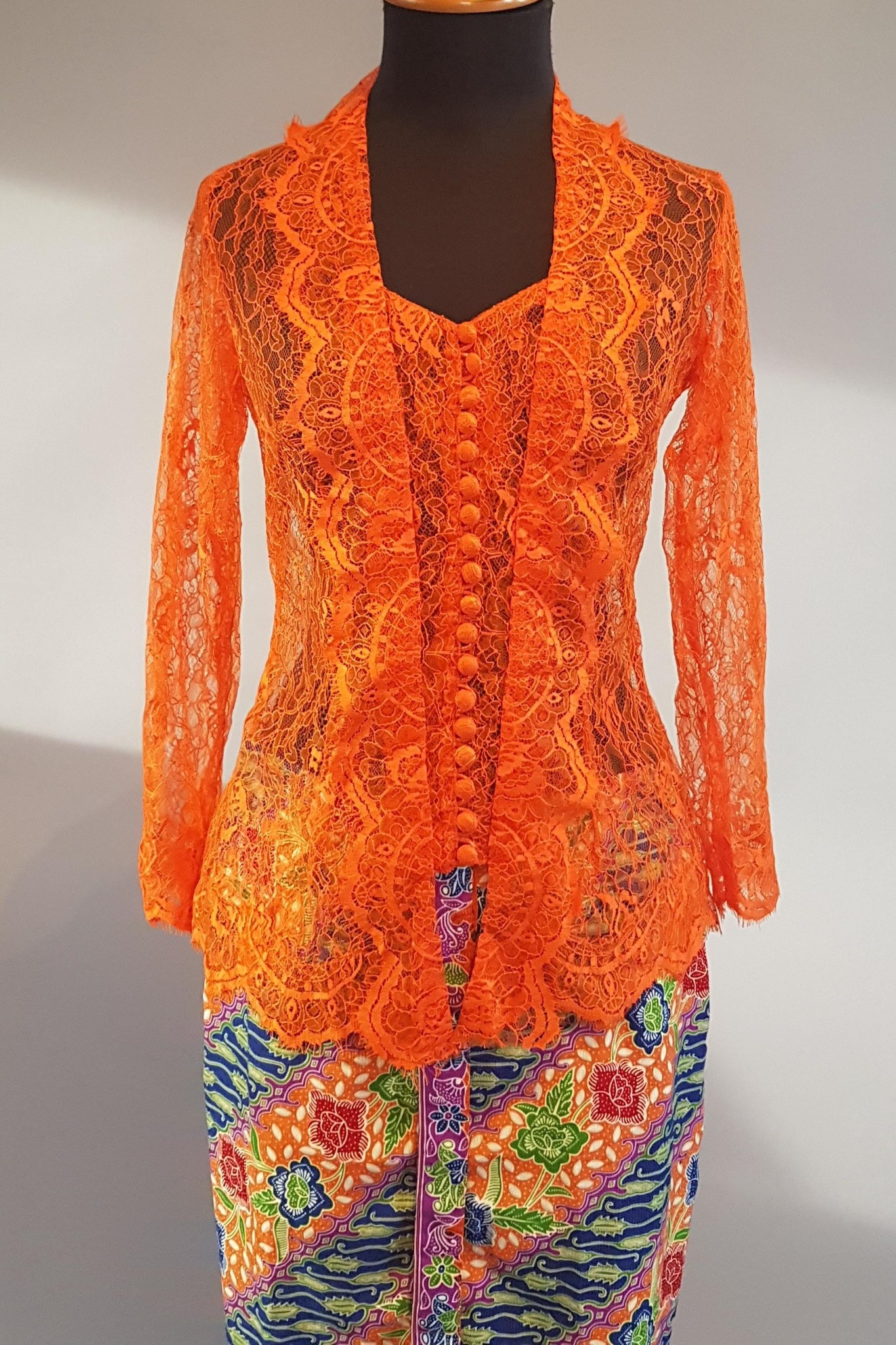  Kebaya  elegant oranje met bijpassende sarong  Aryani 
