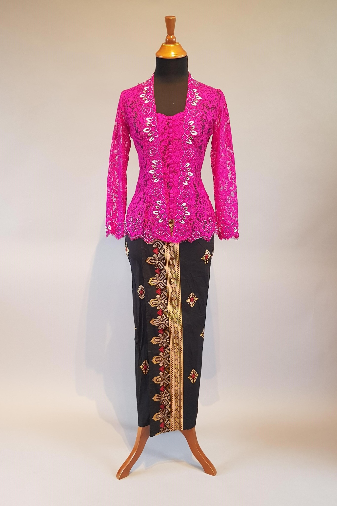  Kebaya  elegant magenta met bijpassende sarong  Aryani 
