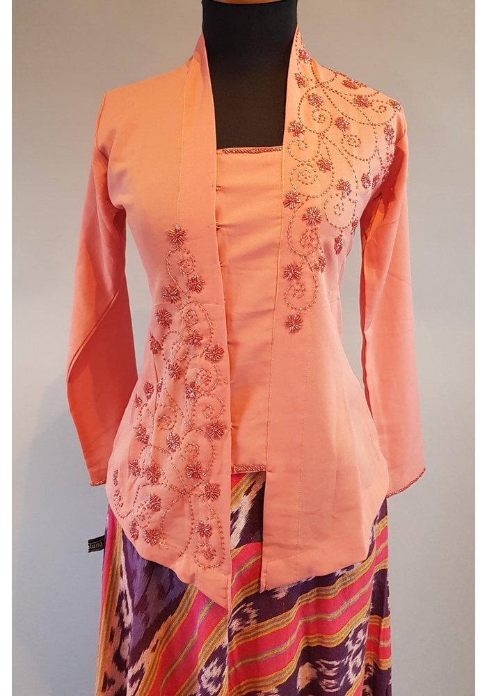 Kebaya modern zalm met bijpassende rok