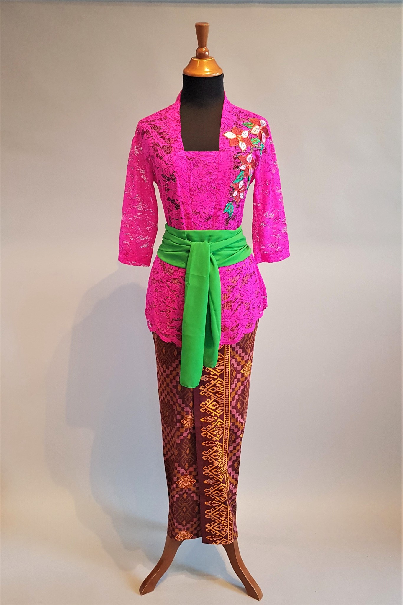  Kebaya  Bali fuchsia geborduurd met bijpassende sarong 