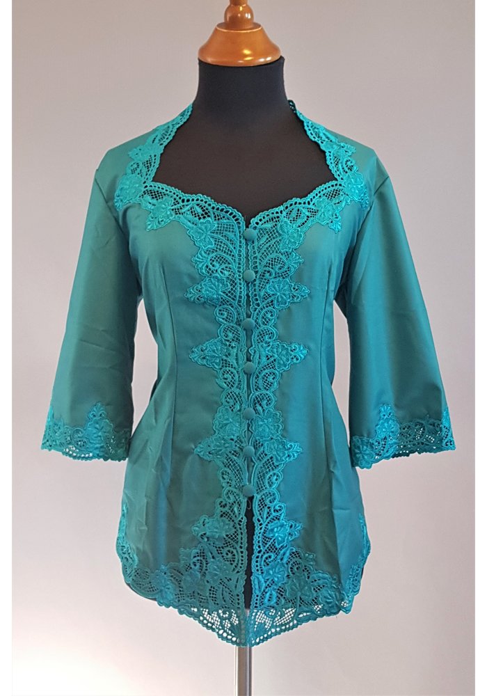 Kebaya donker turquoise geborduurd met bijpassende sarong