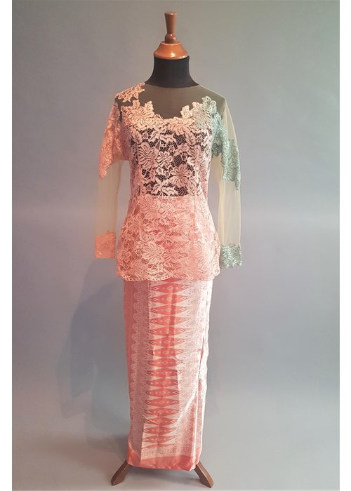 Kebaya modern zalm met bijpassende rok