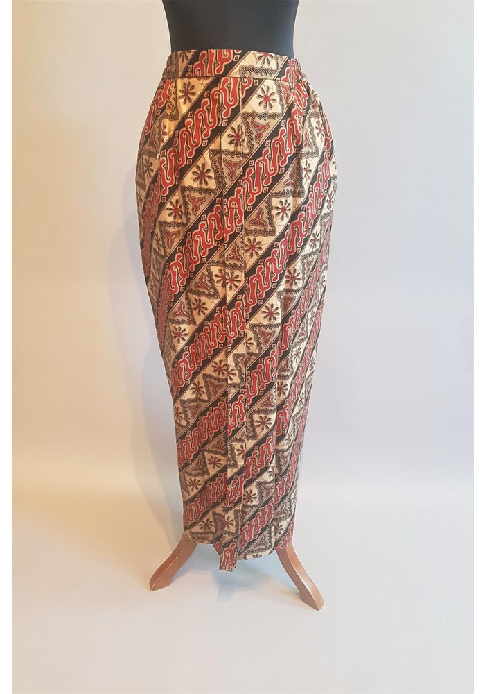 Kebaya elegant rode peper met bijpassende sarong