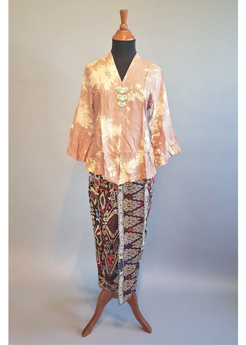 Kebaya tie dye met bijpassende sarong