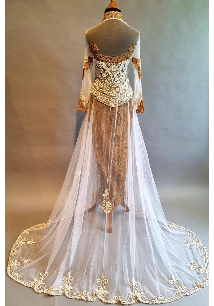 Bruids kebaya glamour wit goud met bijpassende sarong & vaste sleep