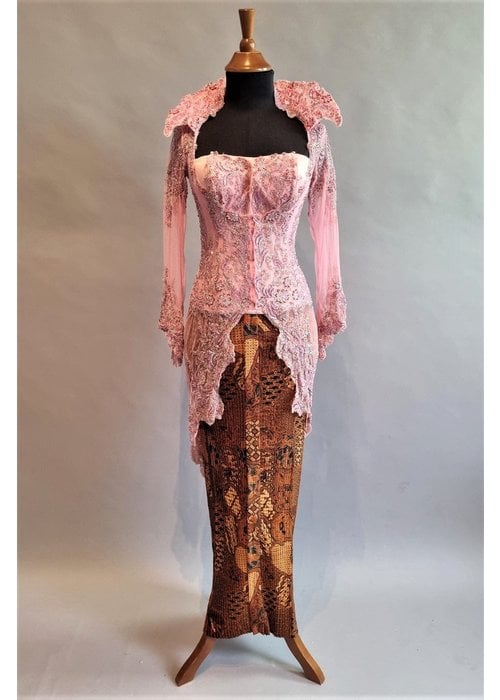 Kebaya glamour roze met bijpassende bustier en rok plissé