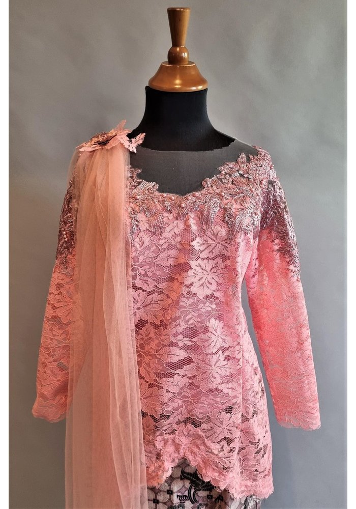 Bruids kebaya elegant roze met bijpassende sarong & selendang