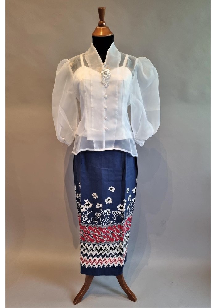 Kebaya modern wit met bijpassende sarong