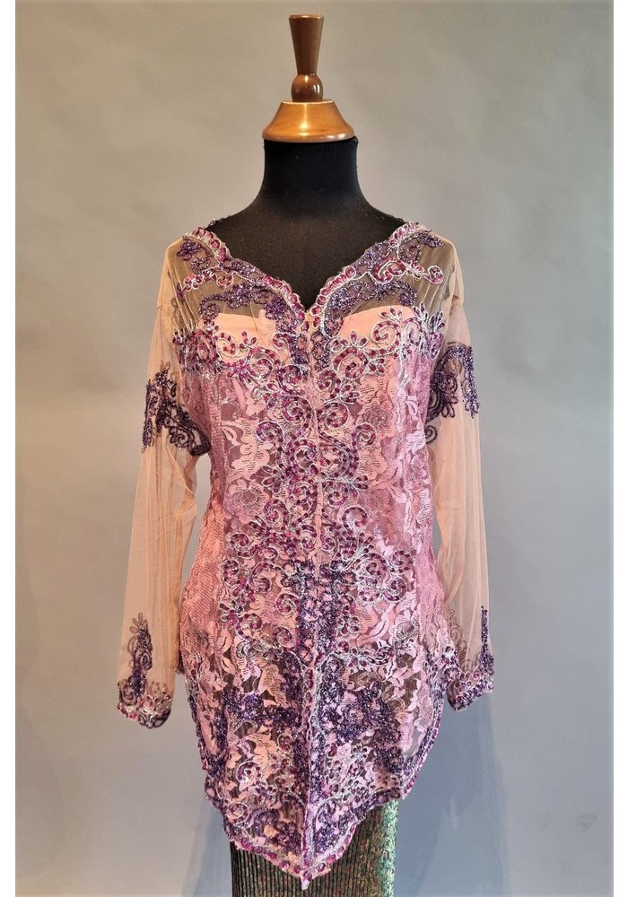 Kebaya trendy oud roze met bijpassende rok plissé