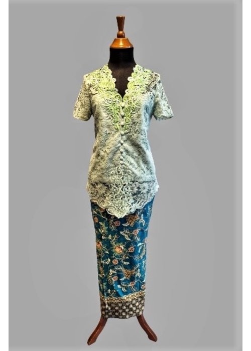 Kebaya mintgroen kortemouw met bijpassende sarong