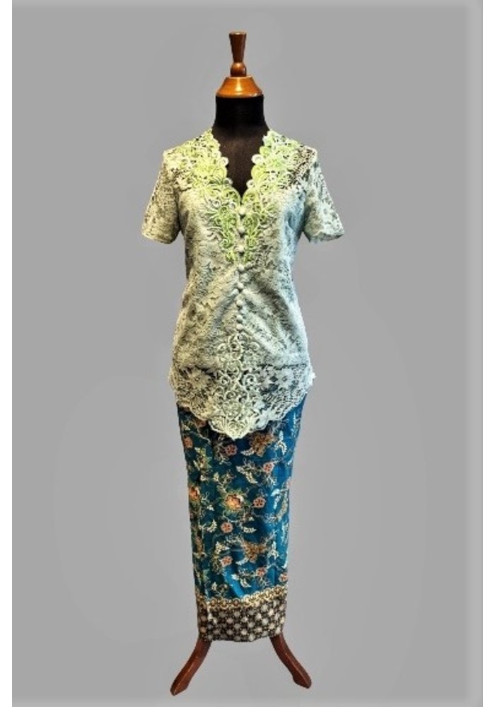 Kebaya mintgroen kortemouw met bijpassende sarong