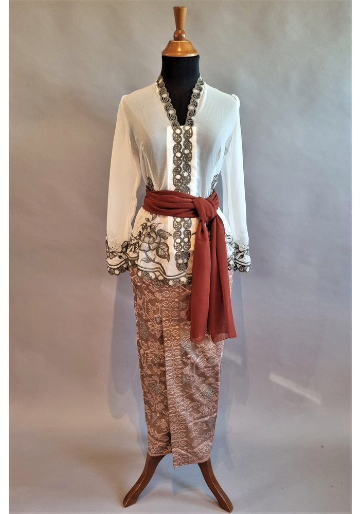 Kebaya elegant borduur met bijpassende sarong & selendang