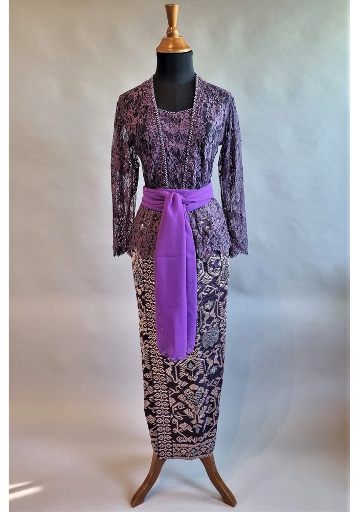 Kebaya glamour aubergine  met bijpassende sarong & selendang
