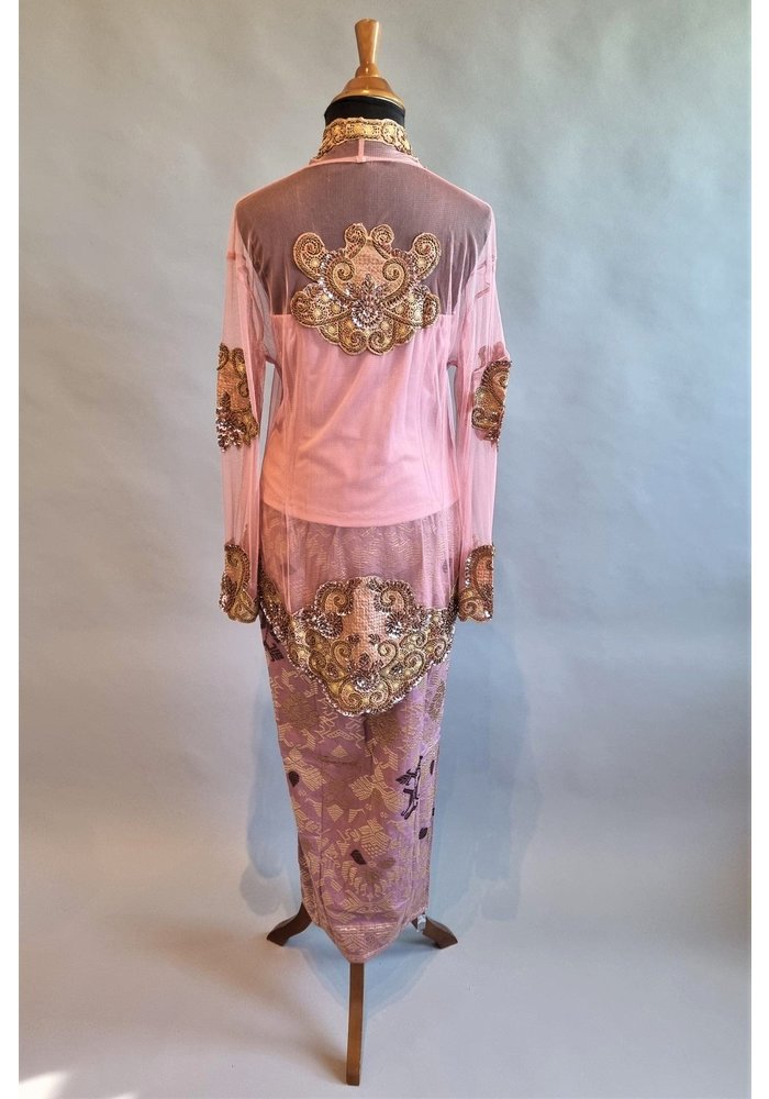 Kebaya glamour oud roze met bijpassende sarong & selendang