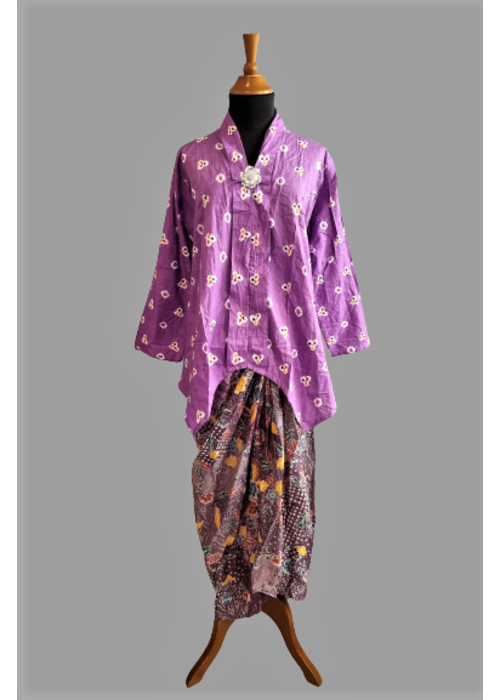 Kebaya jumputan violet met bijpassende wikkel sarong