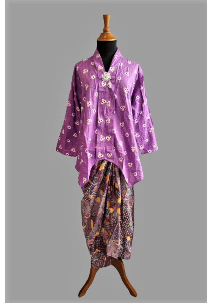 Kebaya jumputan violet met bijpassende wikkel sarong