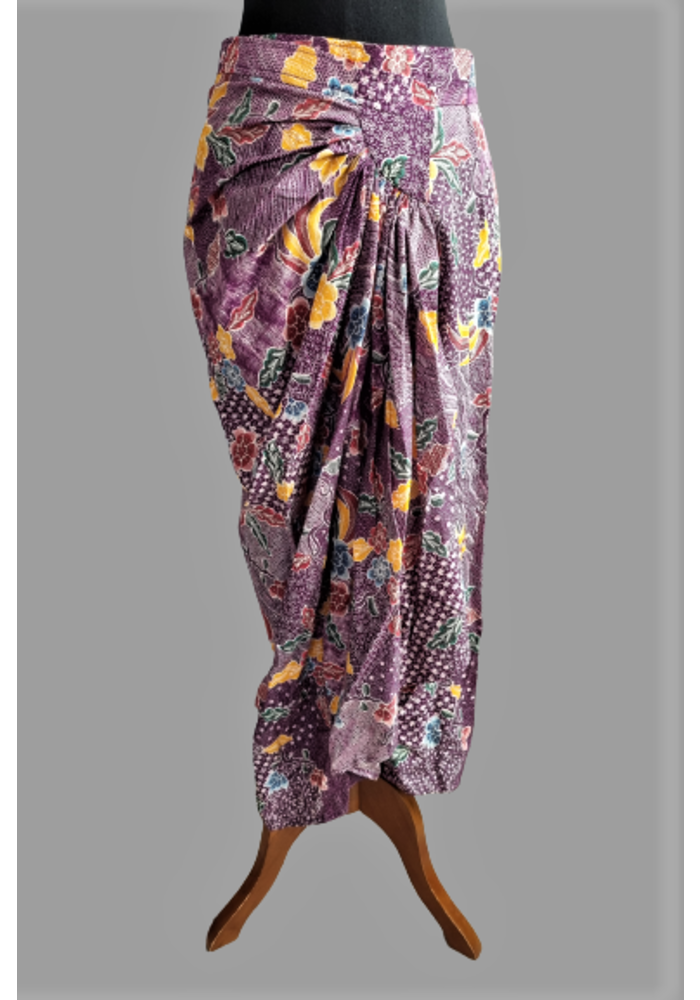 Kebaya jumputan violet met bijpassende wikkel sarong
