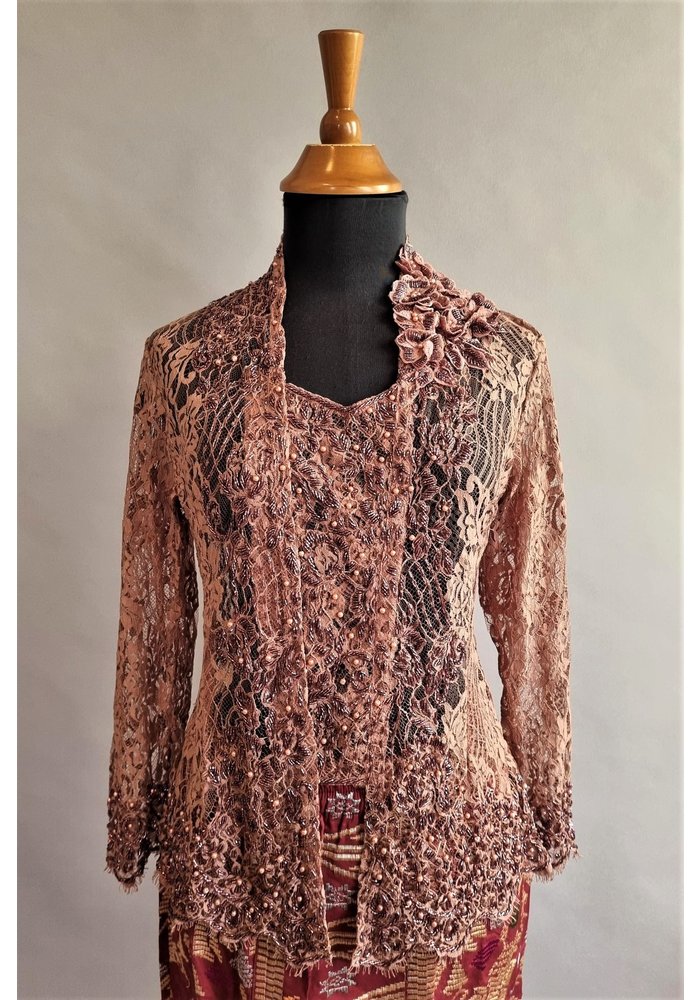 Kebaya glamour kaneel bruin met bijpassende sarong & selendang