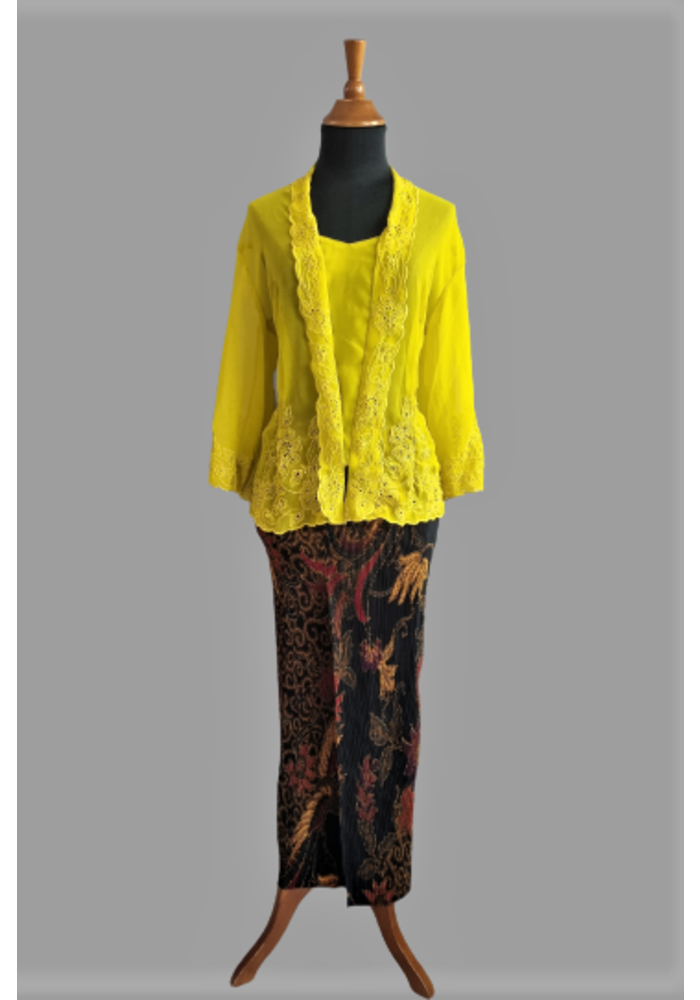 Kebaya elegant mosterd geel met bijpassende sarong & selendang