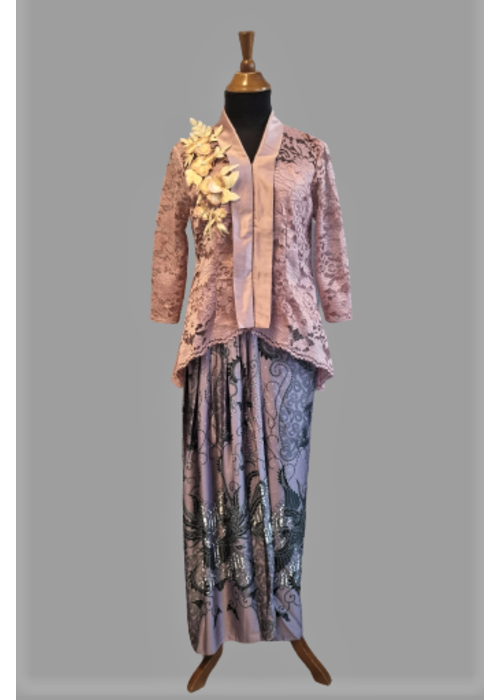 Kebaya modern peach 3/4 mouw met bijpassende sarong