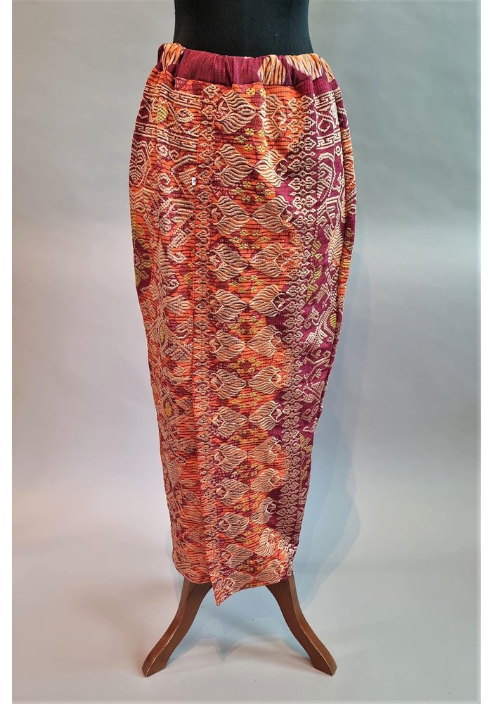 Kebaya elegant perzik met bijpassende sarong