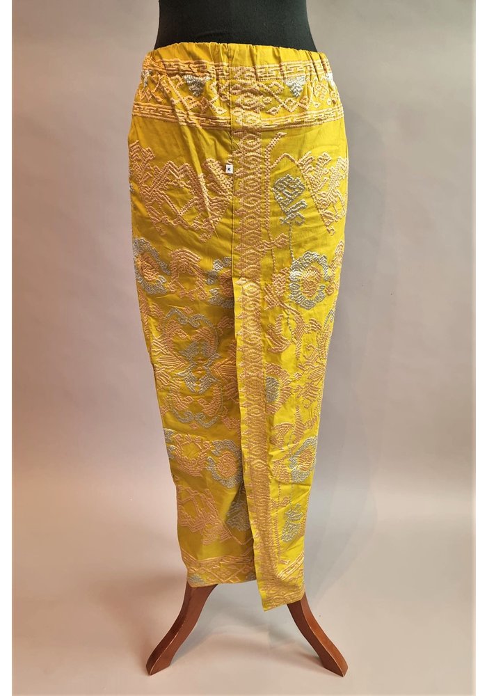 Kebaya elegant lemon met bijpassende sarong
