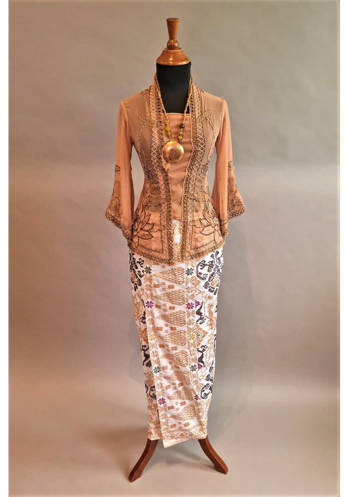 Kebaya elegant kaneel bruin met bijpassende sarong
