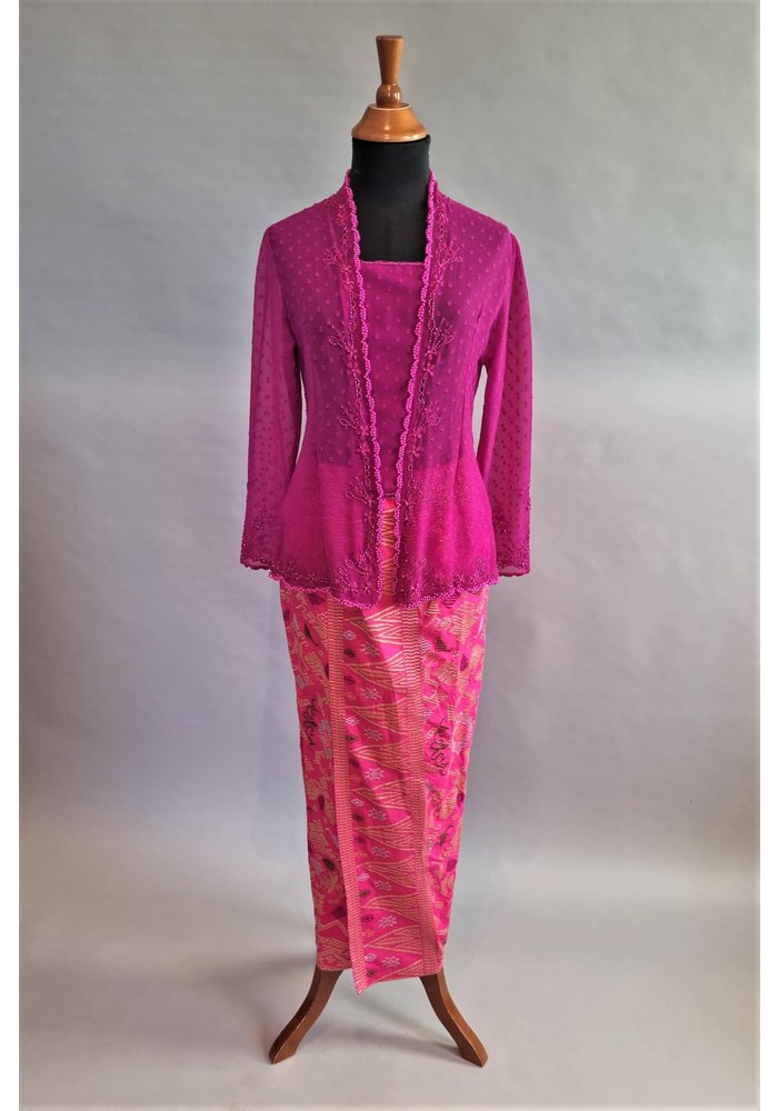 Kebaya glamour fuchsia met bijpassende sarong