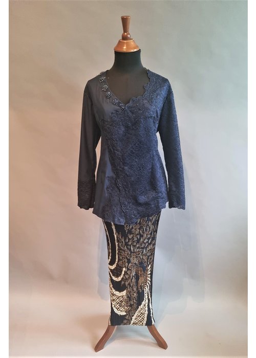 Kebaya modern navy blue met bijpassende rok plisse