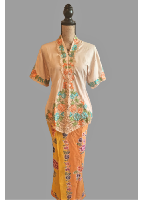 Kebaya nyonya beige met bijpassende sarong