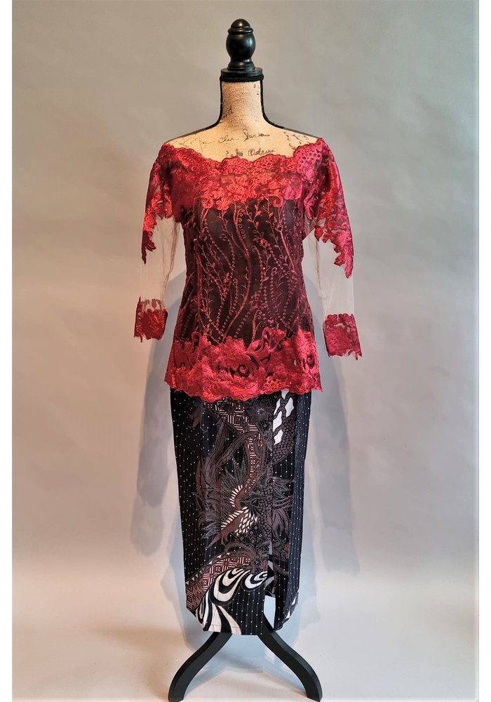 Kebaya modern bordeaux met bijpassende sarong