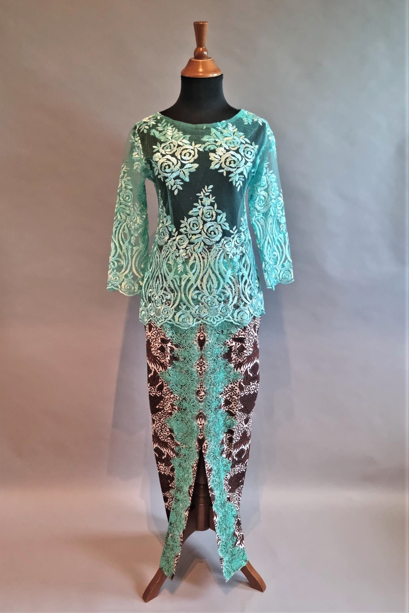 vlotter opening Verkeerd Kebaya modern turquoise met bijpassende sarong - Aryani Collection
