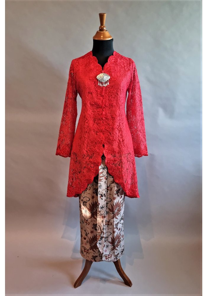 Kebaya klassiek rood  met bijpassende sarong
