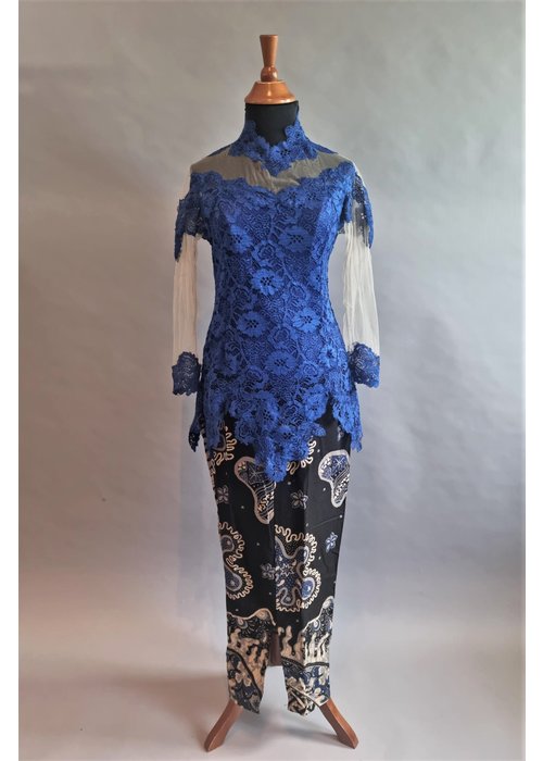 Kebaya modern midnite blauw met bijpassende sarong